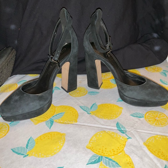 Heels - Picture 3 of 9